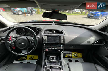 Седан Jaguar XE 2017 в 