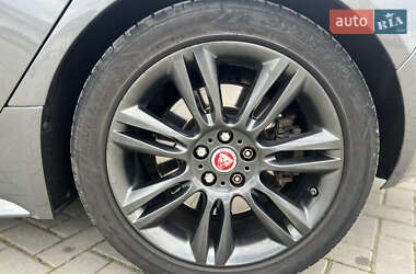 Седан Jaguar XE 2016 в 