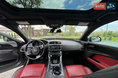 Седан Jaguar XE 2016 в 