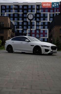 Седан Jaguar XE 2021 в 