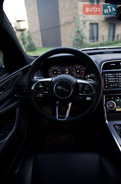 Седан Jaguar XE 2021 в 