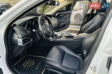 Седан Jaguar XE 2016 в 