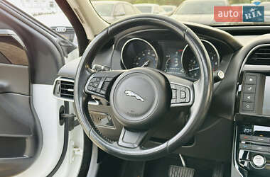 Седан Jaguar XE 2016 в 