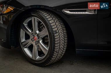 Седан Jaguar XE 2017 в 
