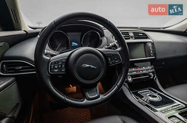 Седан Jaguar XE 2017 в 