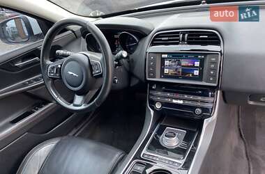 Седан Jaguar XE 2015 в 