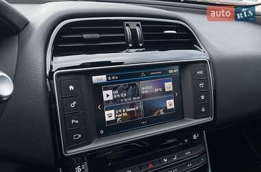Седан Jaguar XE 2015 в 