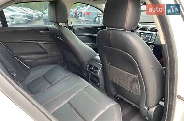 Седан Jaguar XE 2015 в 