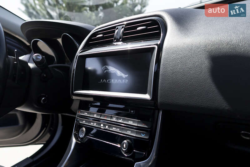 Седан Jaguar XE 2016 в Львове