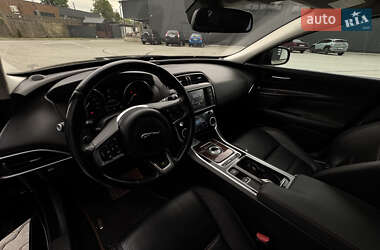 Седан Jaguar XE 2017 в 