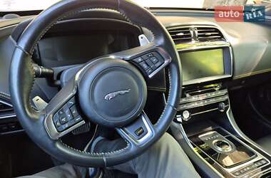 Седан Jaguar XE 2018 в 