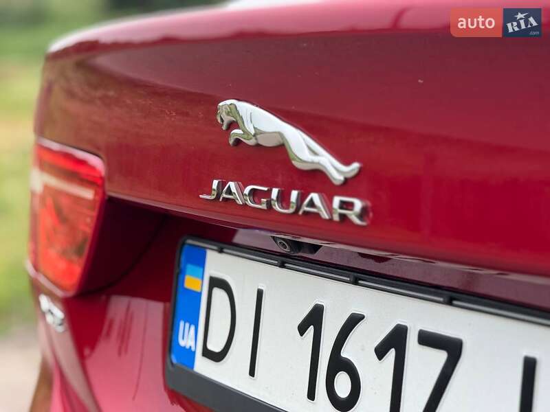 Седан Jaguar XE 2016 в Переяславі