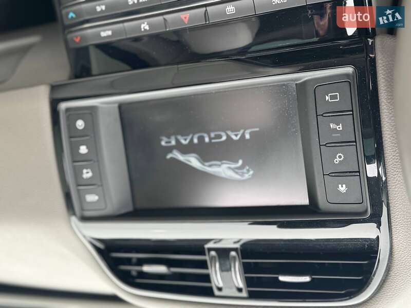 Седан Jaguar XE 2016 в Переяславі