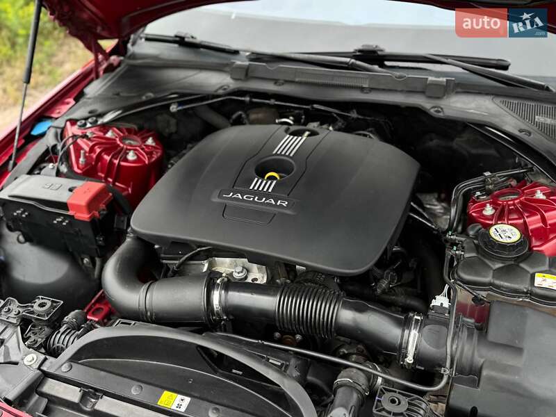 Седан Jaguar XE 2016 в Переяславі