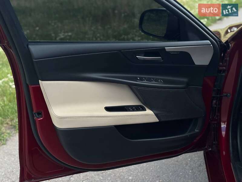 Седан Jaguar XE 2016 в Переяславе