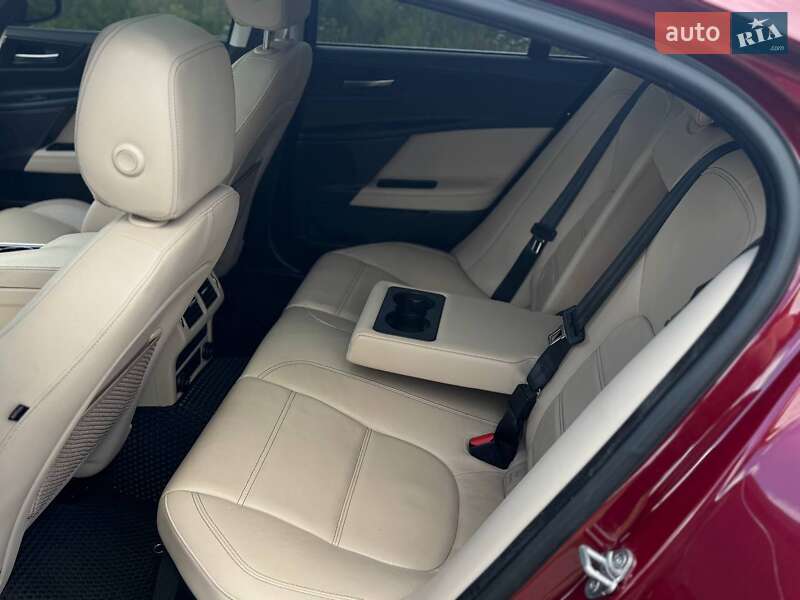Седан Jaguar XE 2016 в Переяславе