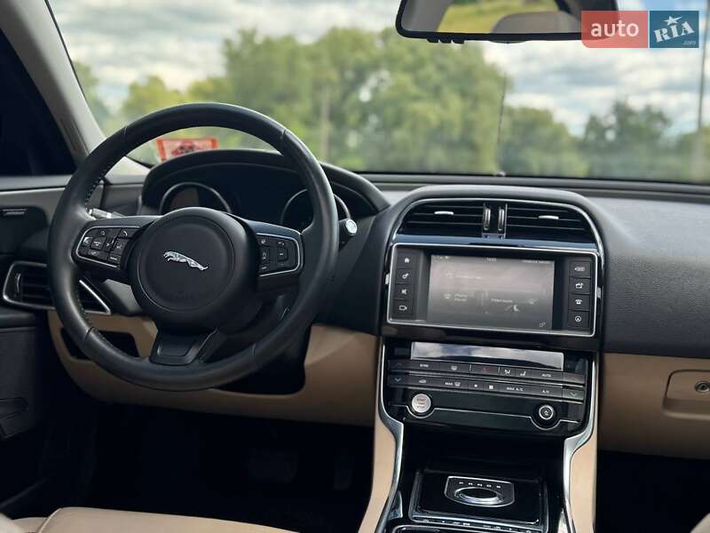 Седан Jaguar XE 2016 в Переяславе