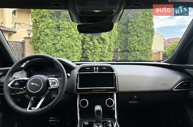 Седан Jaguar XE 2024 в 