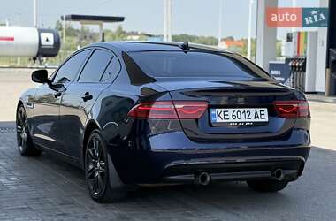Седан Jaguar XE 2015 в 