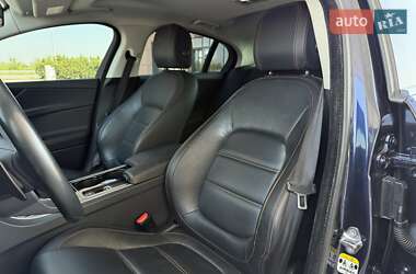 Седан Jaguar XE 2015 в 
