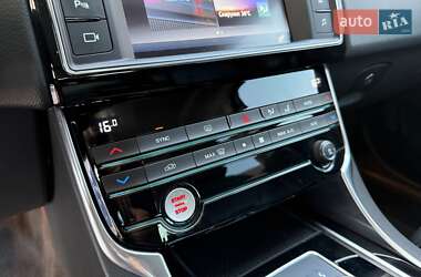 Седан Jaguar XE 2015 в 