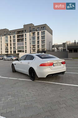 Седан Jaguar XE 2017 в 