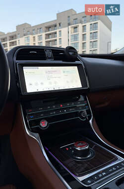 Седан Jaguar XE 2017 в 