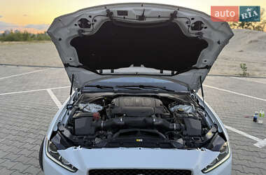Седан Jaguar XE 2017 в 