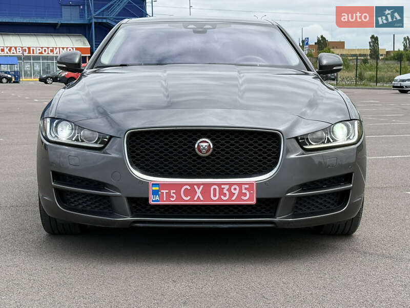 Седан Jaguar XE 2017 в Вараше