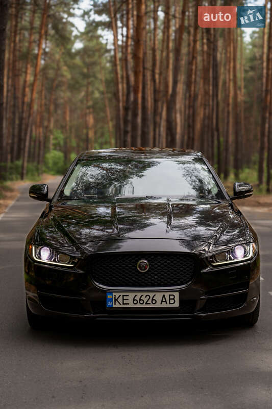 Седан Jaguar XE 2016 в 