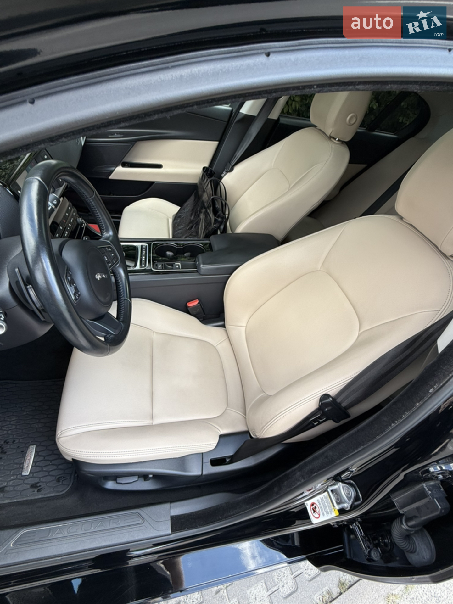 2017 Jaguar XE - мініатюра 12