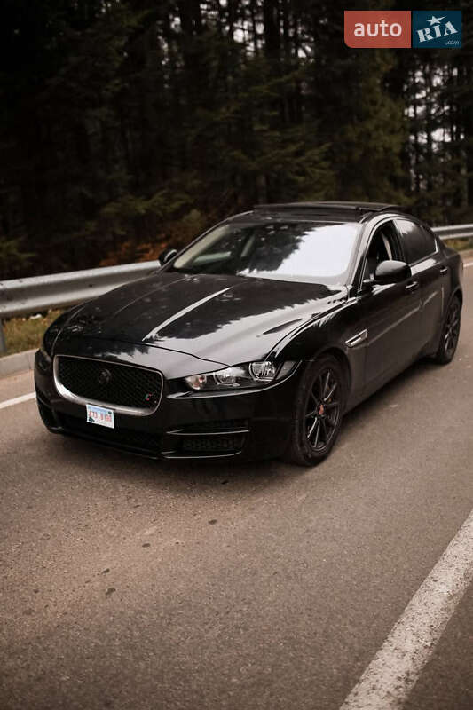 Седан Jaguar XE 2017 в 