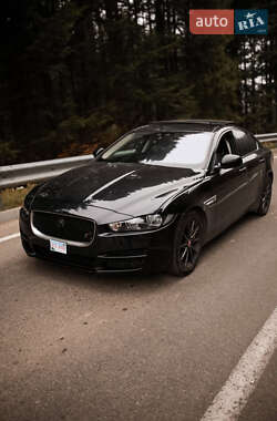 Седан Jaguar XE 2017 в 