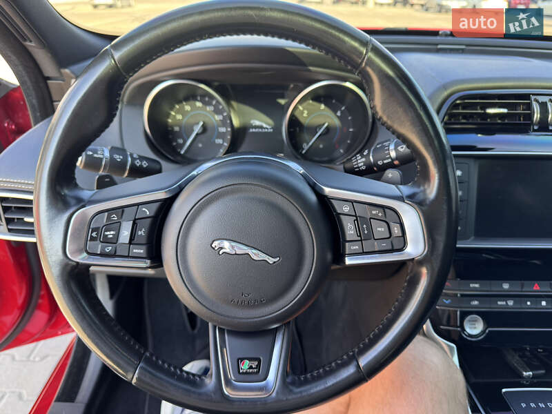 Седан Jaguar XE 2016 в Киеве