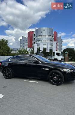 Седан Jaguar XE 2017 в 
