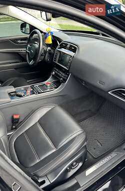 Седан Jaguar XE 2017 в 