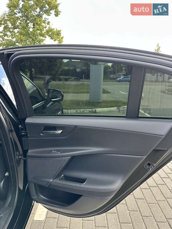 Седан Jaguar XE 2017 в Киеве фото 18 Седан Jaguar XE 2017 в Киеве