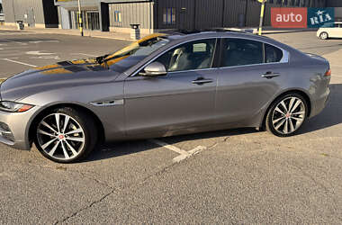 Седан Jaguar XE 2020 в 