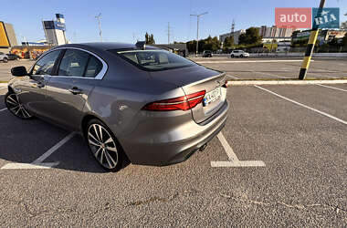 Седан Jaguar XE 2020 в 
