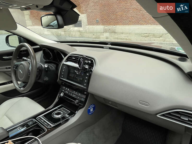 Седан Jaguar XE 2017 в Львове фото 19 Седан Jaguar XE 2017 в Львове