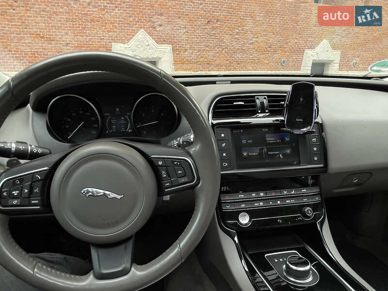 Седан Jaguar XE 2017 в Львове фото 28 Седан Jaguar XE 2017 в Львове
