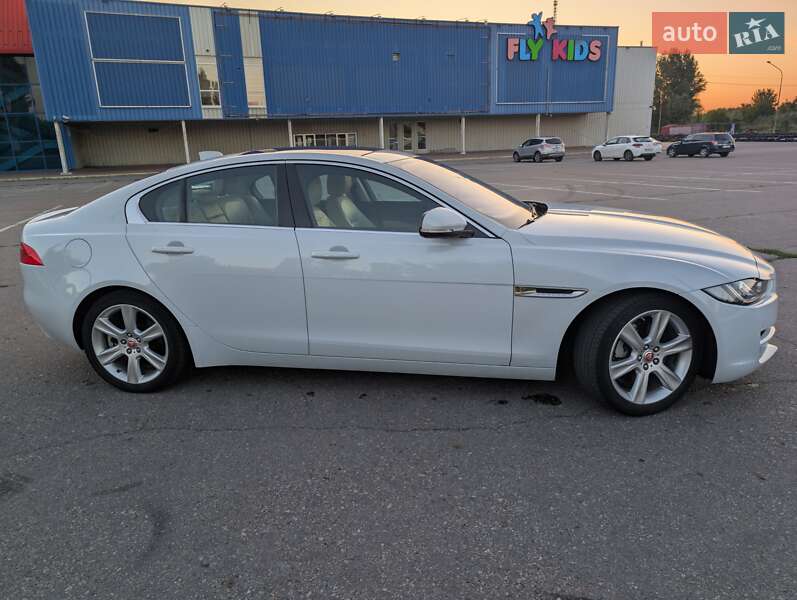 Седан Jaguar XE 2016 в Кременчуге