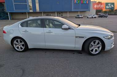 Седан Jaguar XE 2016 в 