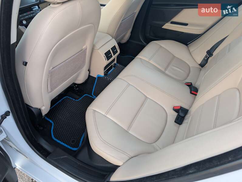 Седан Jaguar XE 2016 в Кременчуге