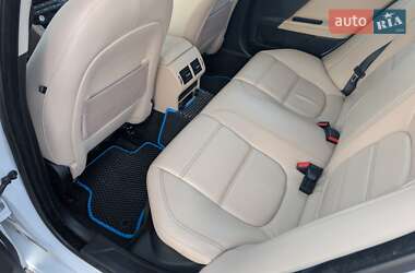 Седан Jaguar XE 2016 в 