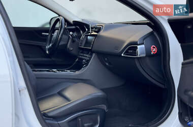 Седан Jaguar XE 2017 в 