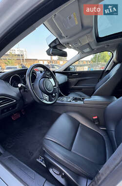 Седан Jaguar XE 2017 в 