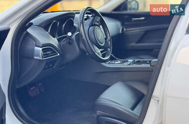 Седан Jaguar XE 2017 в 