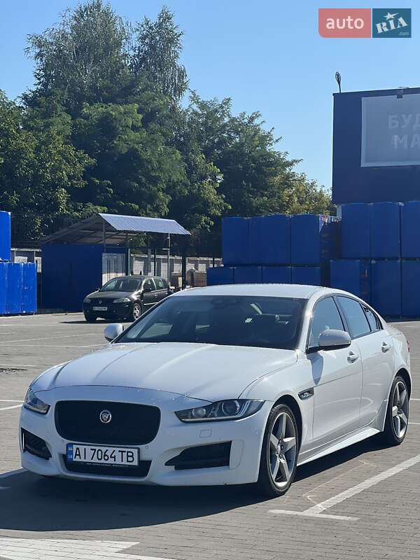 Седан Jaguar XE 2015 в 