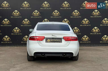 Седан Jaguar XE 2019 в 
